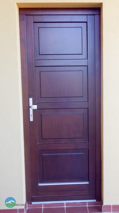 Masívne dubové vchodové dvere od spoločnosti Eurodreveník s.r.o